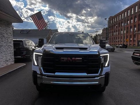 Used 2024 GMC Sierra 2500 Pro AWD/4WD image 2