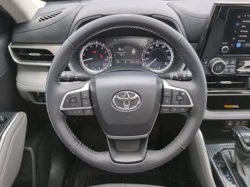 Used 2024 Toyota Highlander XLE AWD/4WD image 22