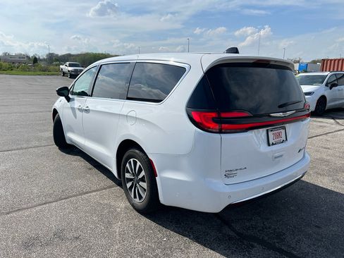 Used 2024 Chrysler Pacifica Limited FWD image 8