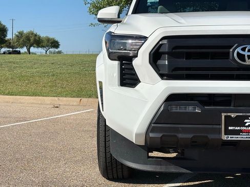 Certified 2025 Toyota Tacoma SR5 AWD/4WD image 4