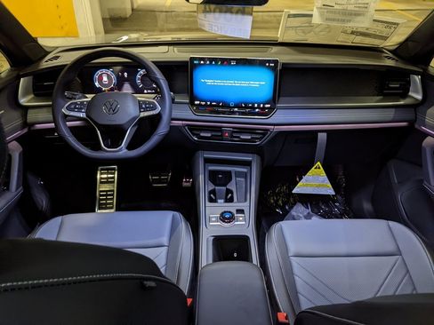 New 2025 Volkswagen Tiguan SE R-Line image 12