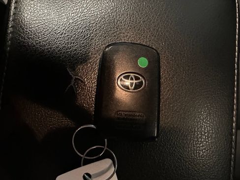 Used 2015 Toyota Camry XLE w/ Moonroof Package FWD image 18