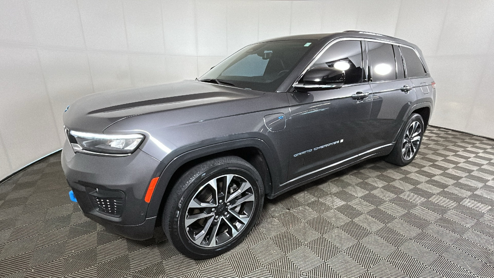Used 2023 Jeep Grand Cherokee Overland w/ Luxury Tech Group IV AWD/4WD image 8