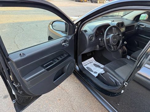 Used 2012 Jeep Compass Latitude w/ Sun/Sound Group image 10