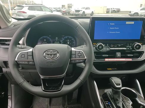 New 2025 Toyota Highlander Platinum image 22