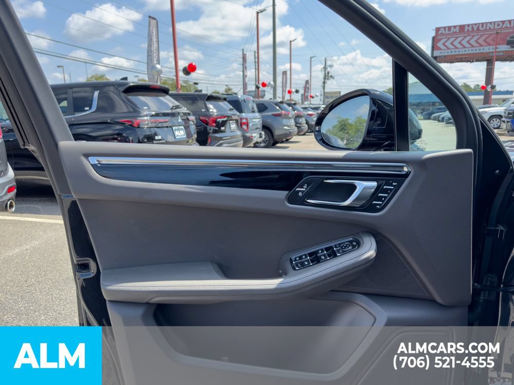 Used 2025 Porsche Macan w/ Premium Package Plus AWD/4WD image 9