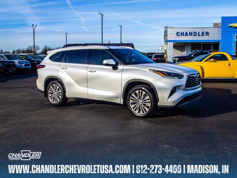 Used 2025 Toyota Highlander Platinum image 1