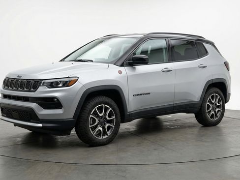 Used 2025 Jeep Compass Trailhawk image 3