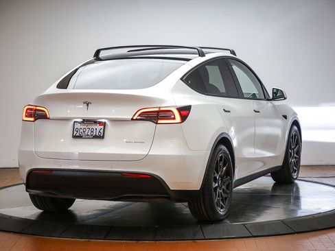 Used 2021 Tesla Model Y Long Range AWD/4WD image 5