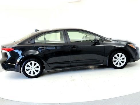 Used 2022 Toyota Corolla LE image 6