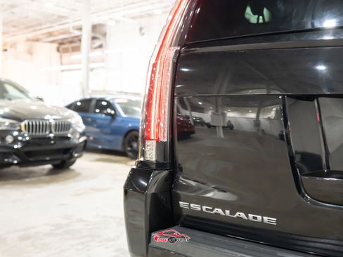 Used 2020 Cadillac Escalade ESV Luxury w/ Escalade Sport Edition AWD/4WD image 46