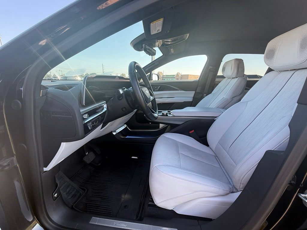 Certified 2024 Cadillac Lyriq Luxury AWD/4WD image 29