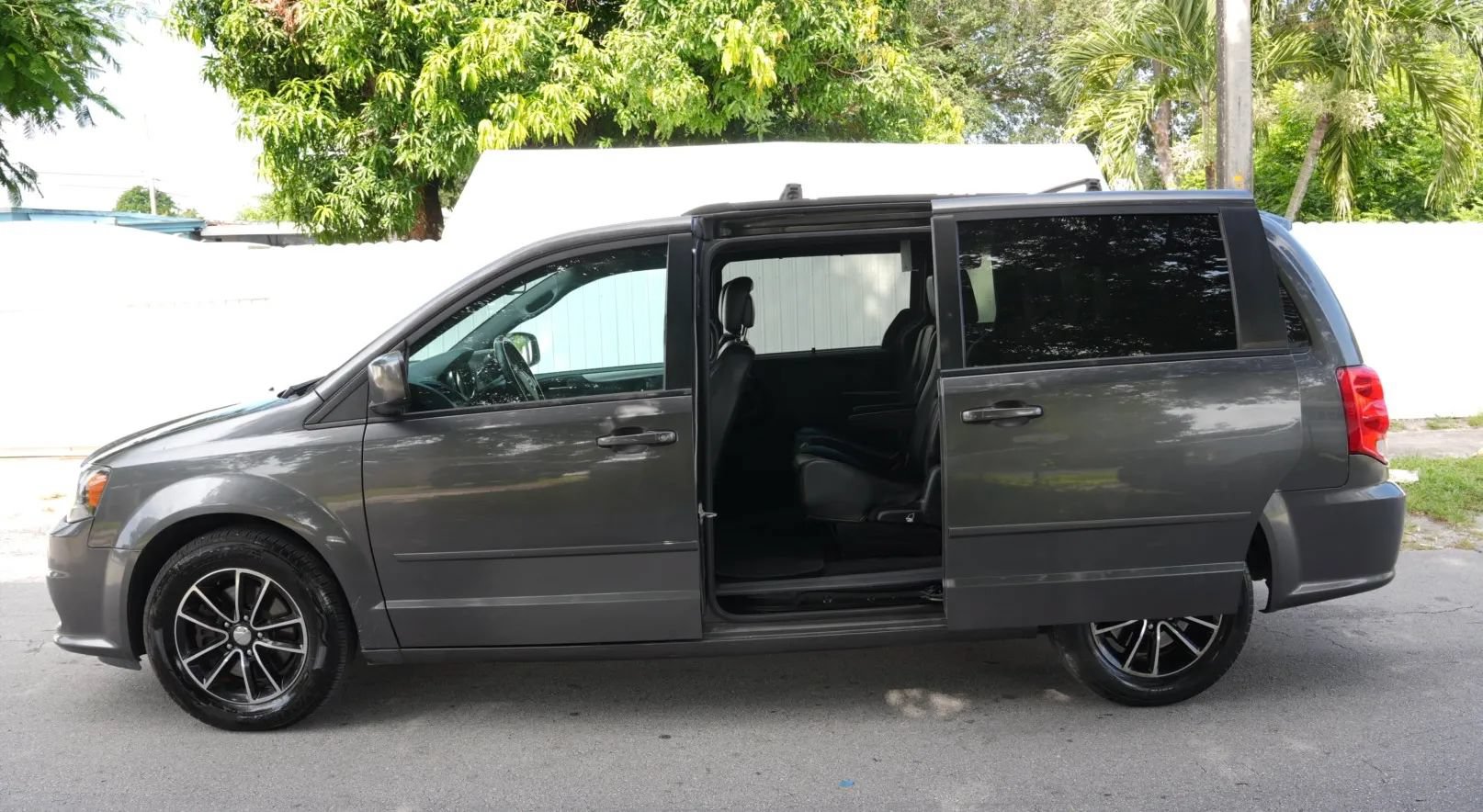 Used 2017 Dodge Grand Caravan GT FWD image 4