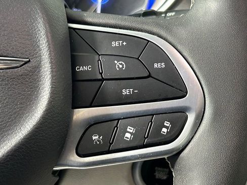 Used 2023 Chrysler Pacifica Touring-L image 28