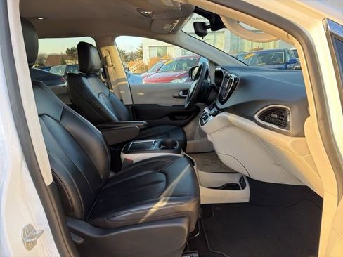 Used 2024 Chrysler Pacifica Touring-L image 27