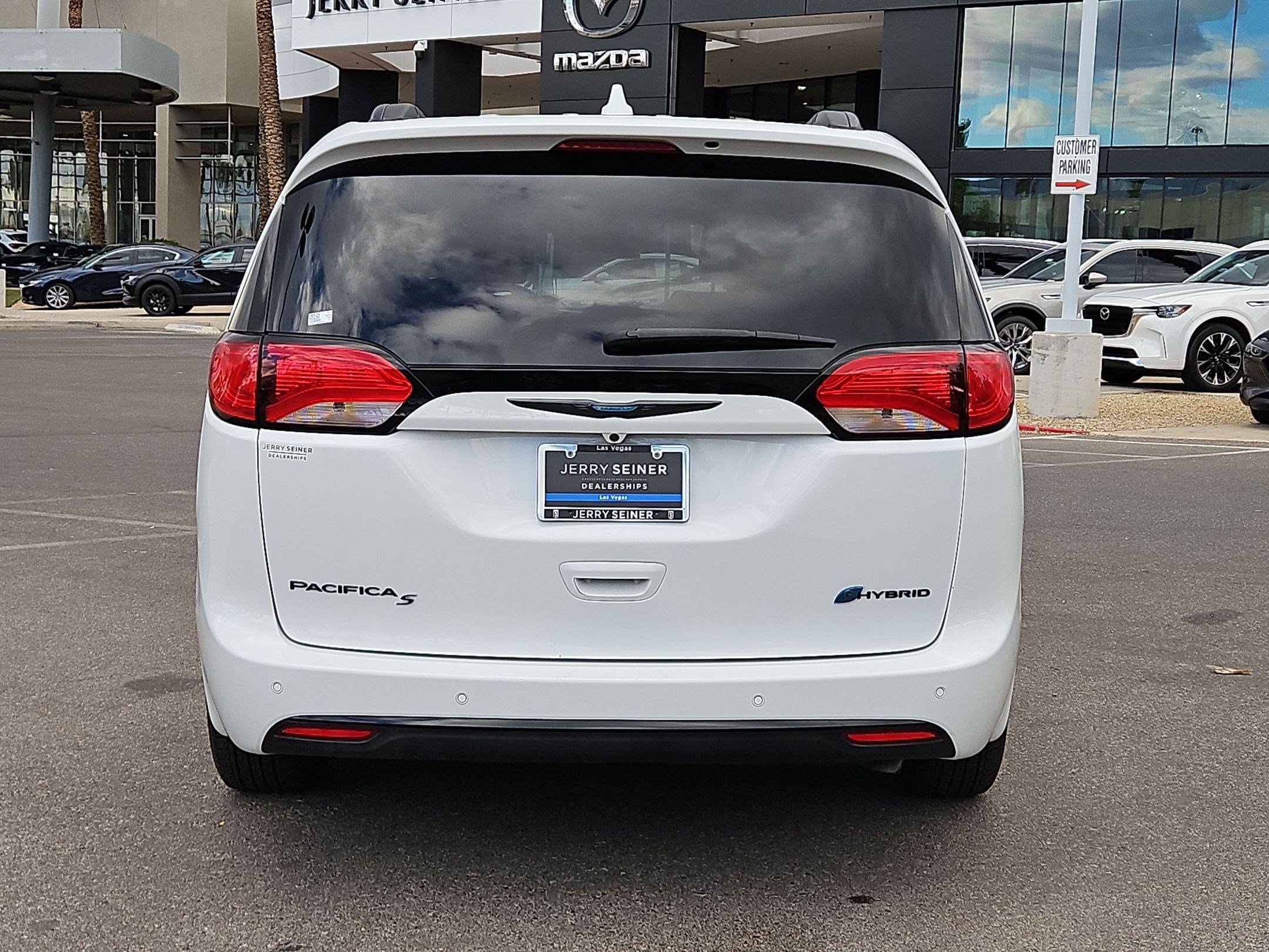 Used 2020 Chrysler Pacifica Touring-L FWD image 4