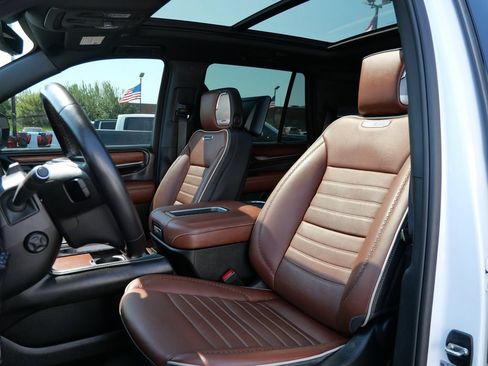 Used 2023 GMC Yukon Denali Ultimate w/ LPO, Floor Liner Package AWD/4WD image 8