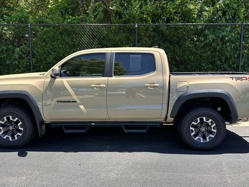 Used 2017 Toyota Tacoma TRD Off-Road w/ Premium & Technology Package AWD/4WD image 11