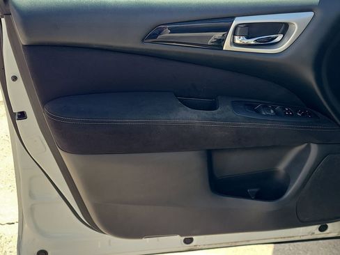 Used 2016 Nissan Pathfinder SV image 24