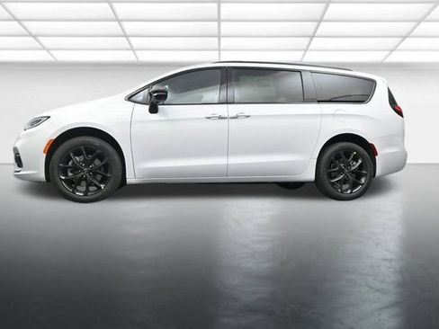 New 2026 Chrysler Pacifica Select w/ S Appearance Package image 21