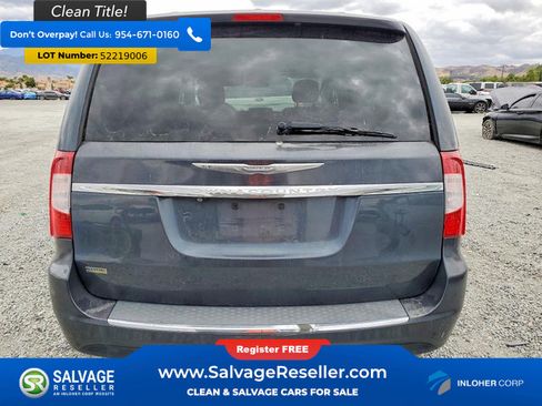 Used 2013 Chrysler Town & Country Touring FWD image 8