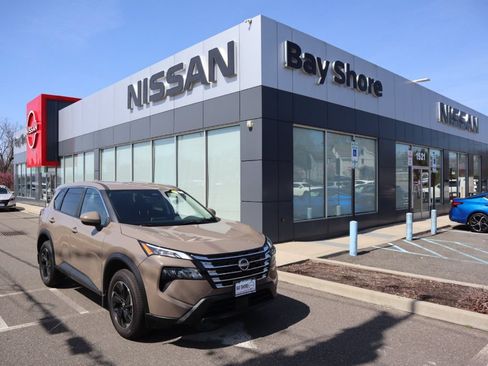 Certified 2025 Nissan Rogue SV AWD/4WD image 1