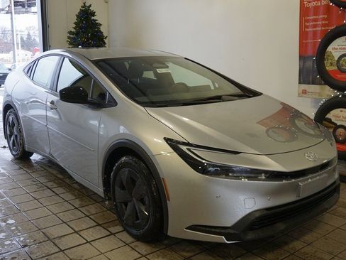 New 2026 Toyota Prius LE image 2