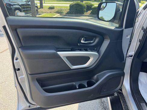 Used 2018 Nissan Titan SV w/ SV Convenience Package AWD/4WD image 14