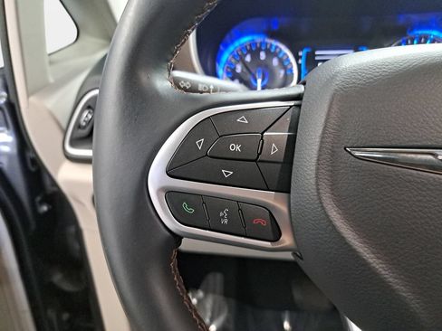 Used 2017 Chrysler Pacifica Touring-L FWD image 19