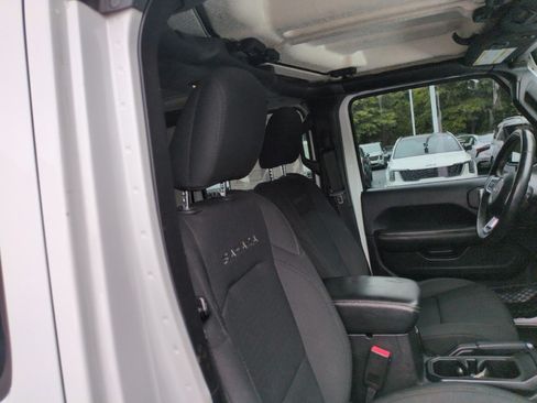 Used 2019 Jeep Wrangler Unlimited Sahara AWD/4WD image 27