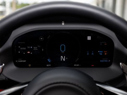Used 2025 McLaren Artura Spider RWD image 44