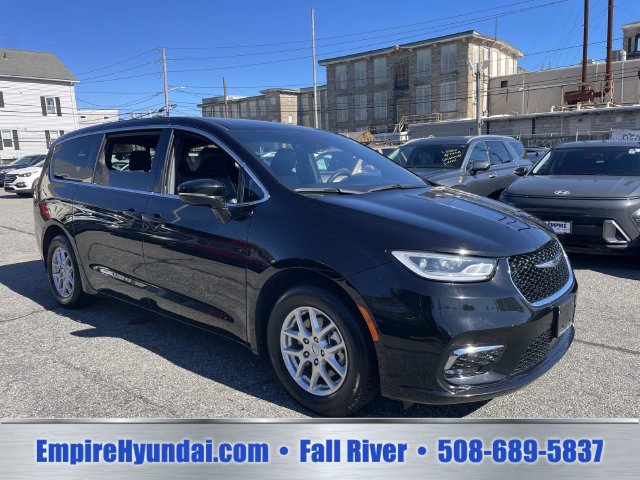 Used 2025 Chrysler Pacifica Select FWD image 2