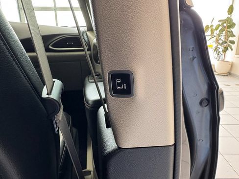 Used 2018 Chrysler Pacifica Touring-L FWD image 46