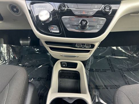 Used 2023 Chrysler Voyager LX image 12