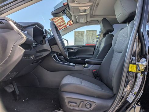 Used 2022 Toyota RAV4 XLE w/ Convenience Package FWD image 20