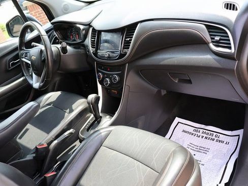 Used 2020 Chevrolet Trax LT w/ LT Convenience Package FWD image 9