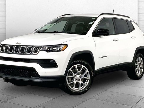 Used 2023 Jeep Compass Latitude AWD/4WD image 12