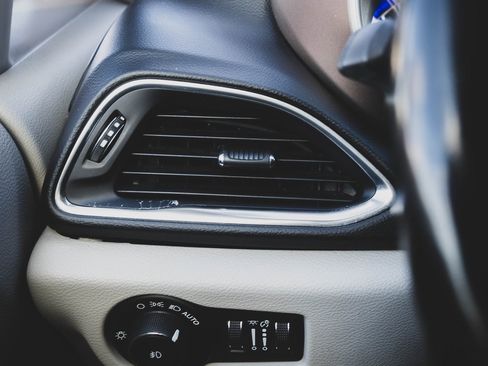 Used 2019 Chrysler Pacifica Touring-L Plus w/ Advanced Safetytec Group image 12