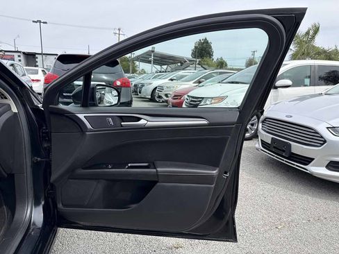 Used 2015 Ford Fusion SE image 16