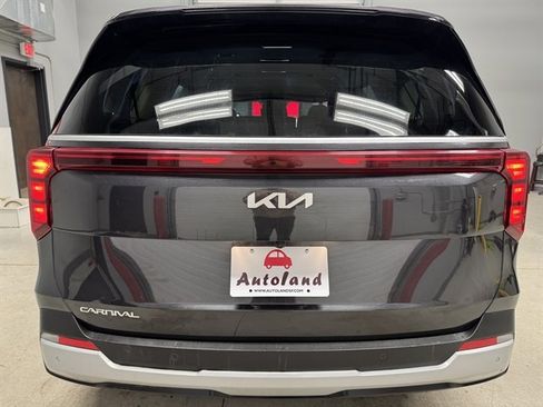 Used 2025 Kia Carnival image 6