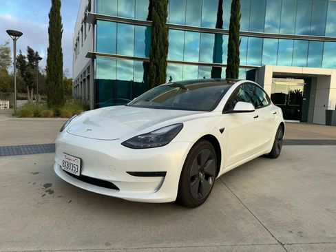 Used 2023 Tesla Model 3 Standard Range image 3