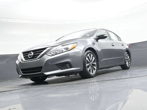 Used 2017 Nissan Altima 2.5 SV w/ Convenience Package FWD image 48