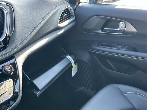 New 2026 Chrysler Pacifica Select image 17