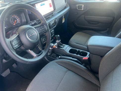 Used 2024 Jeep Gladiator Sport image 7