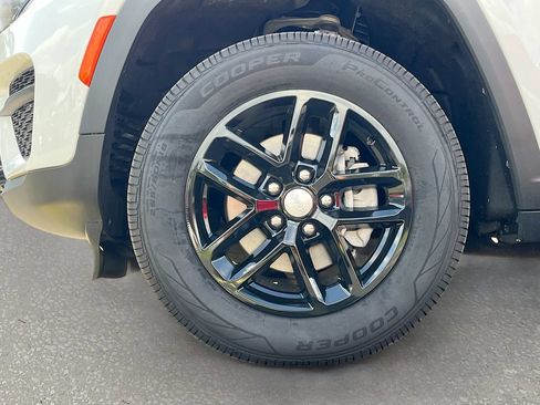 Certified 2023 Jeep Grand Cherokee Laredo AWD/4WD image 27