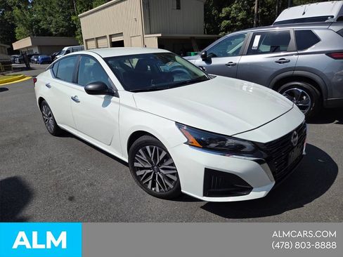 Used 2025 Nissan Altima 2.5 SV FWD image 19