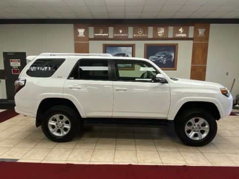 Used 2018 Toyota 4Runner SR5 Premium AWD/4WD image 2