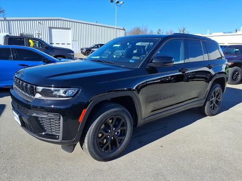 New 2026 Jeep Grand Cherokee Altitude image 8