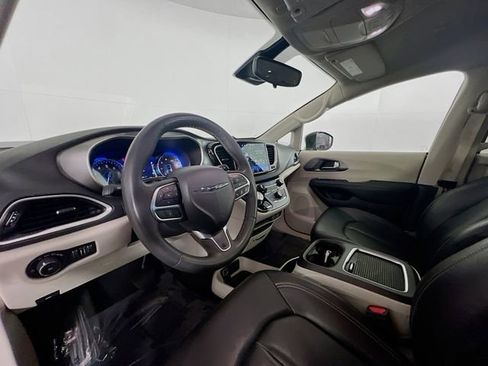 Used 2023 Chrysler Pacifica Touring-L image 20