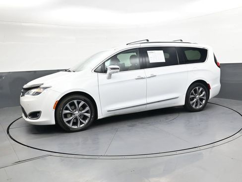 Used 2017 Chrysler Pacifica Limited FWD image 8
